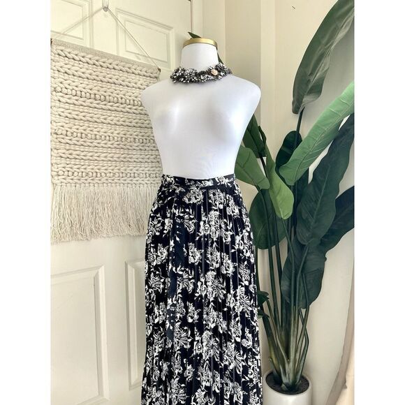 LuLaRoe Deanne Pleated Wrap Skirt Size 16/18 Black &White Floral NEW Lightweight - Picture 4 of 11